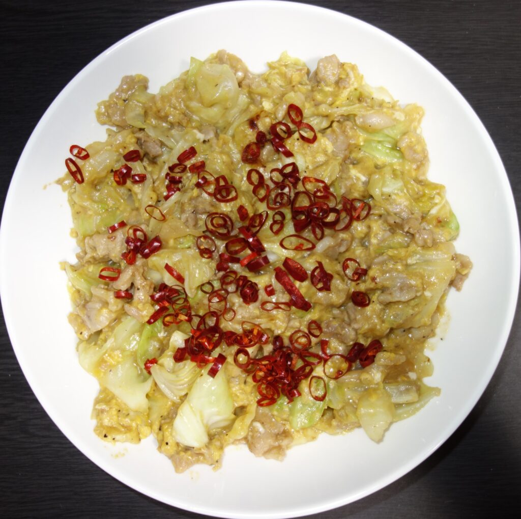 皿に盛られた豚肉とキャベツの炒め物