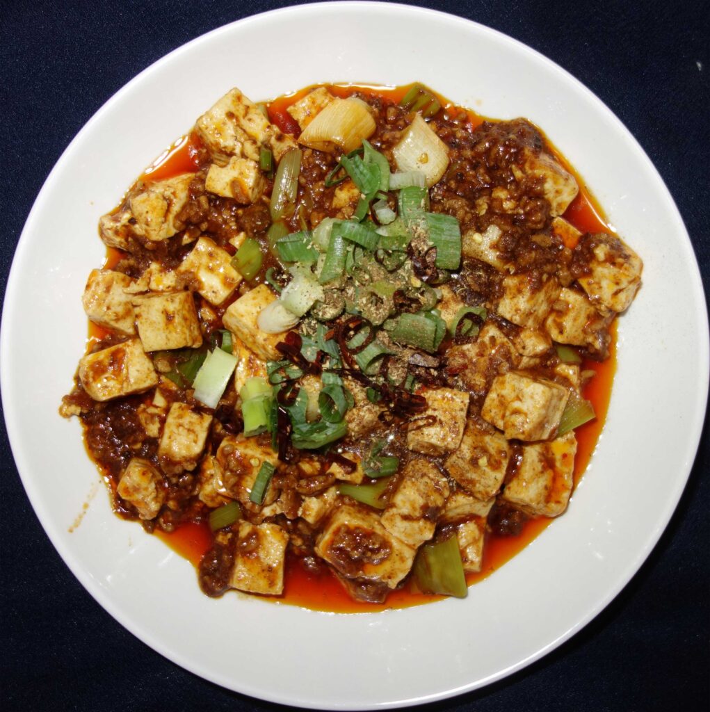 白い皿に盛られた麻婆豆腐