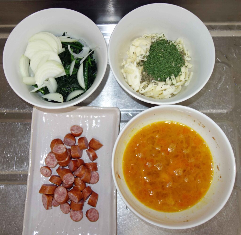 料理の材料、玉ねぎとほうれん草、ショートパスタ、ソーセージ、スープ