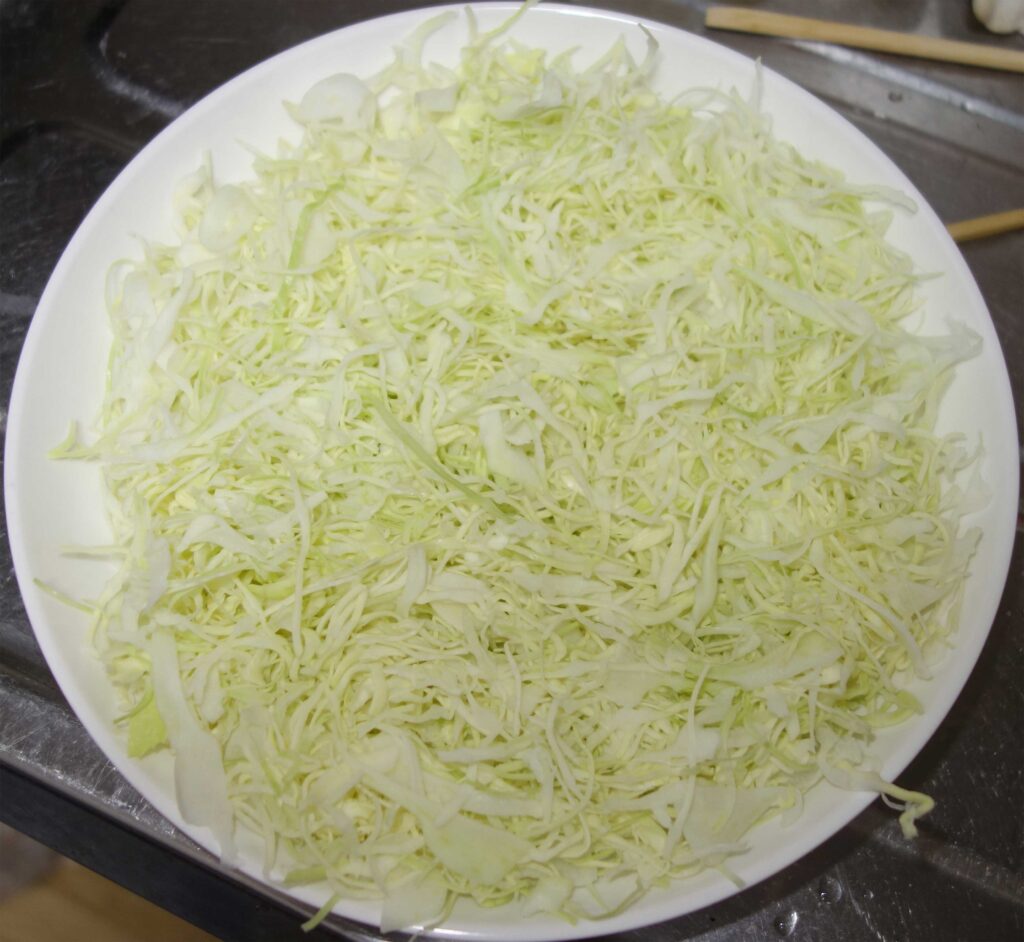 皿に盛られた千切りキャベツ