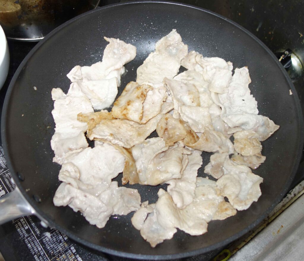 豚肉を焼いているフライパン