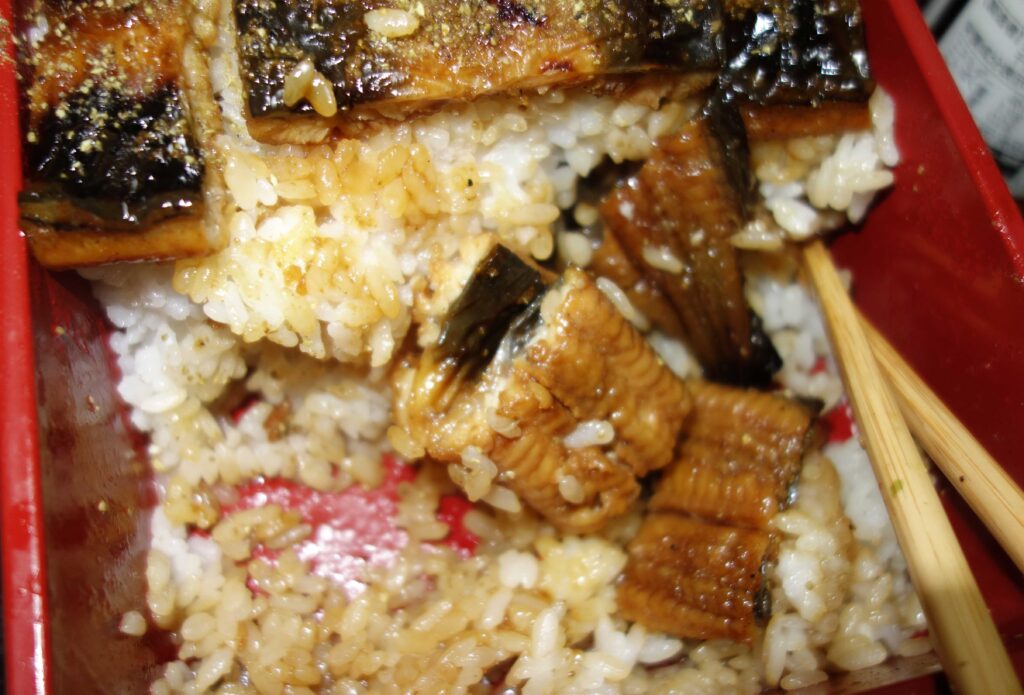 鰻重とうなぎの切り身と箸