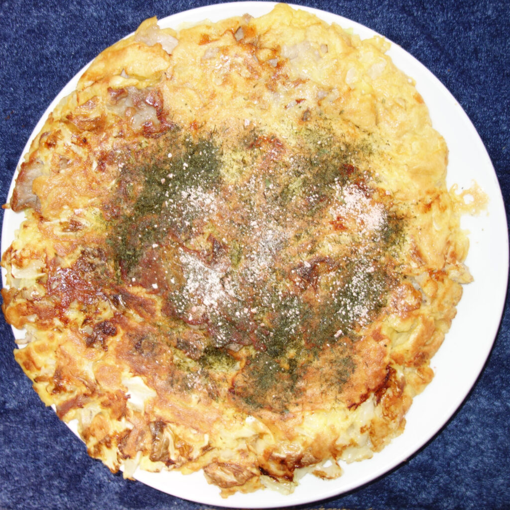 お皿に盛られた青のりなどがかかったお好み焼き