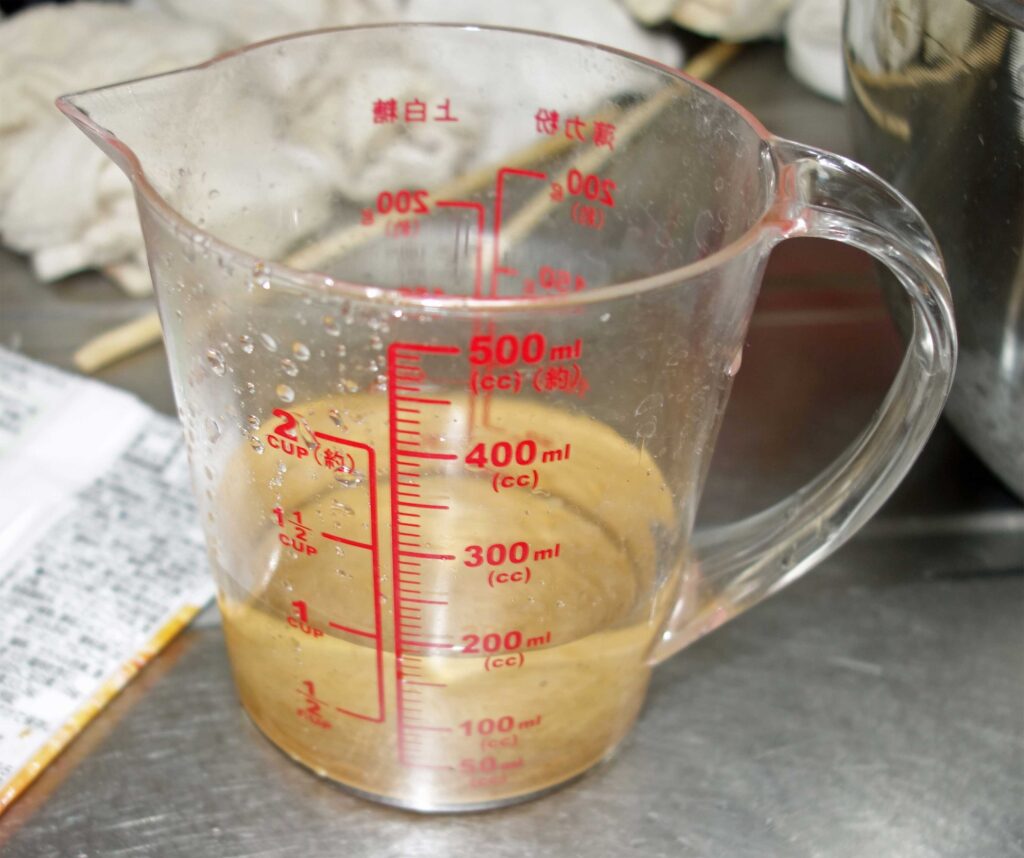 液体が入った計量カップ