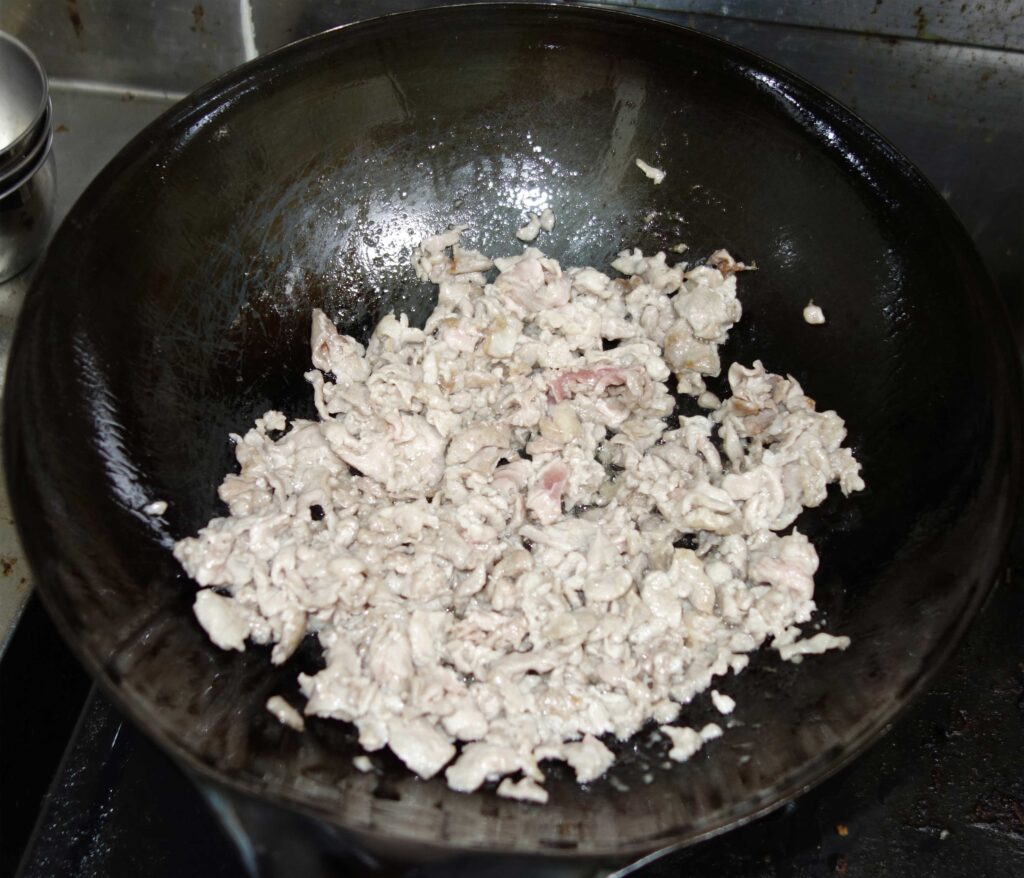 中華鍋で炒めた豚ひき肉