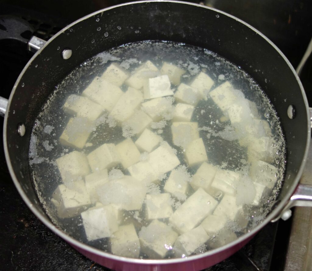鍋で豆腐をゆでている様子