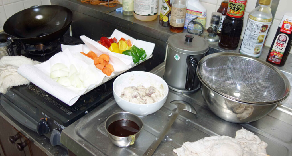 調理前の野菜や鶏肉が並んだキッチン