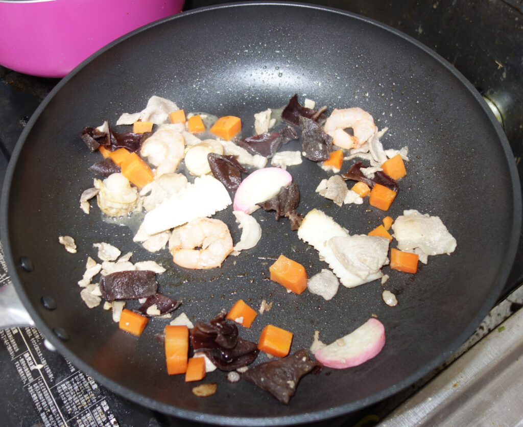 フライパンで調理中のエビやニンジン