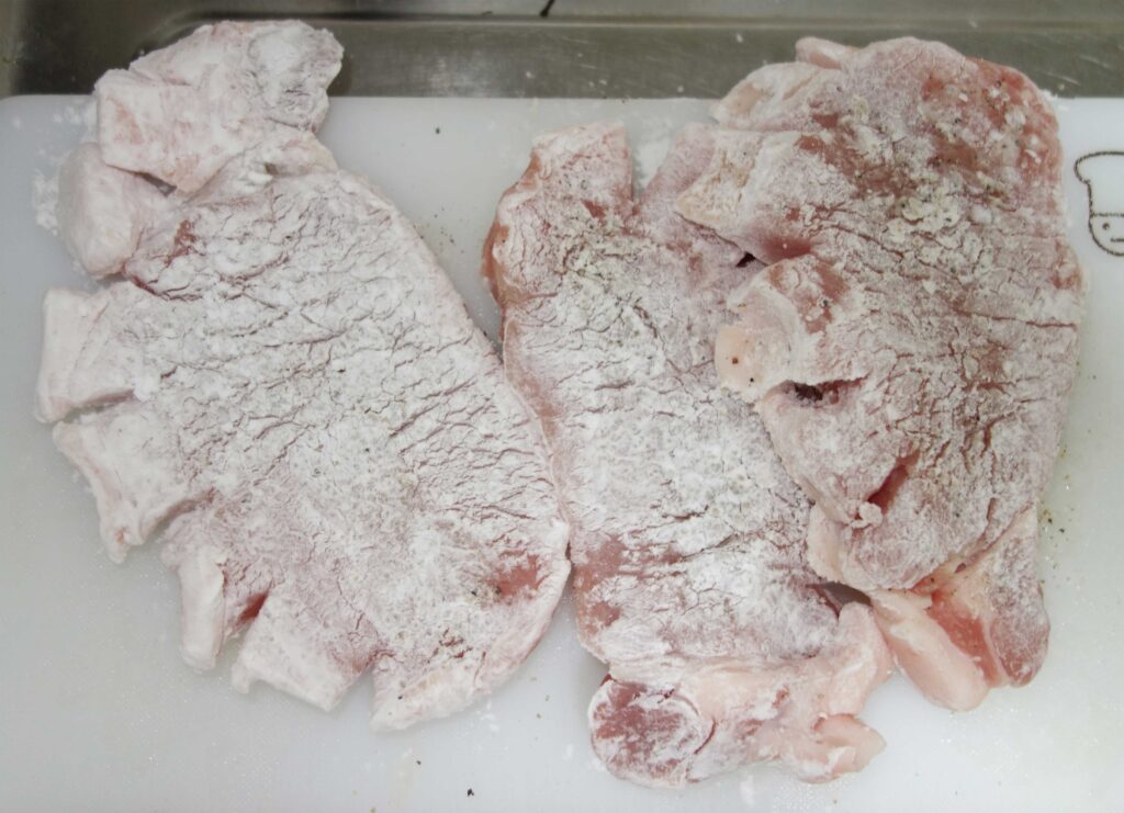 小麦粉をまぶした豚肉
