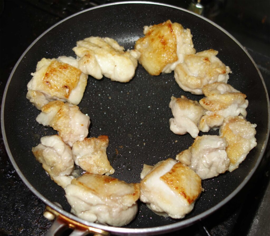 鶏肉を焼いているフライパン
