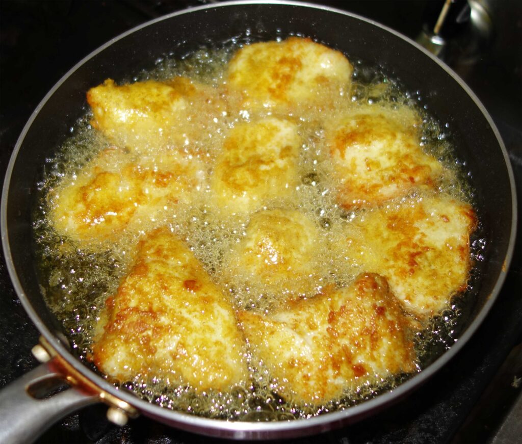 鶏肉を油で揚げる様子