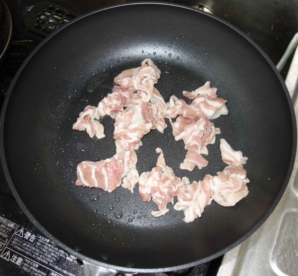 フライパンで豚肉を炒めている様子
