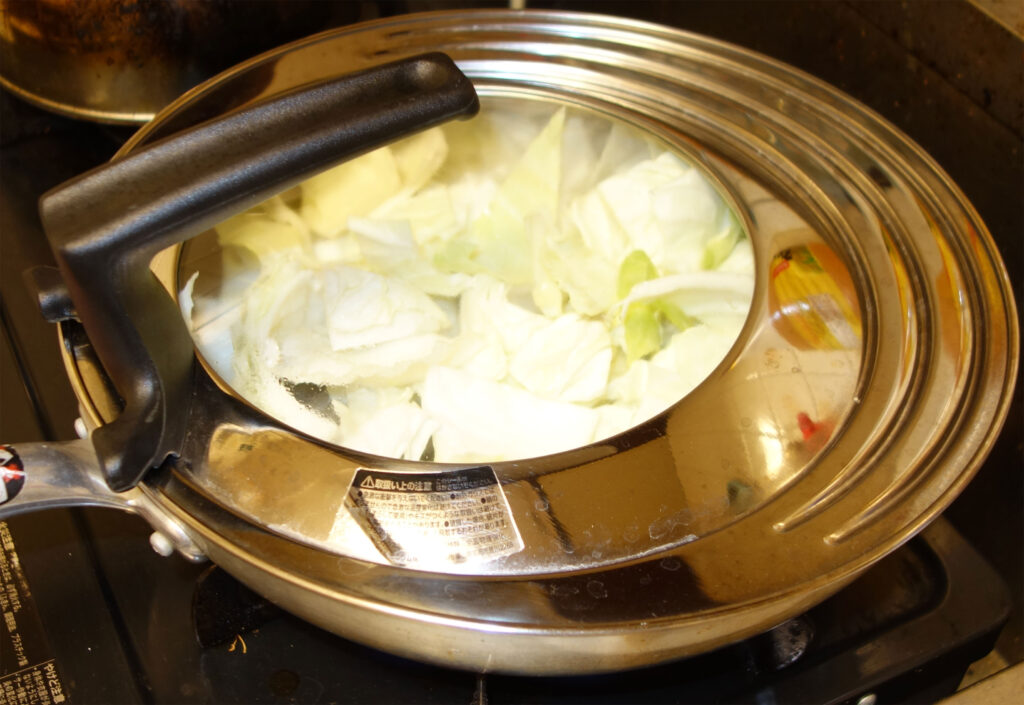 キャベツを煮込んでいる鍋