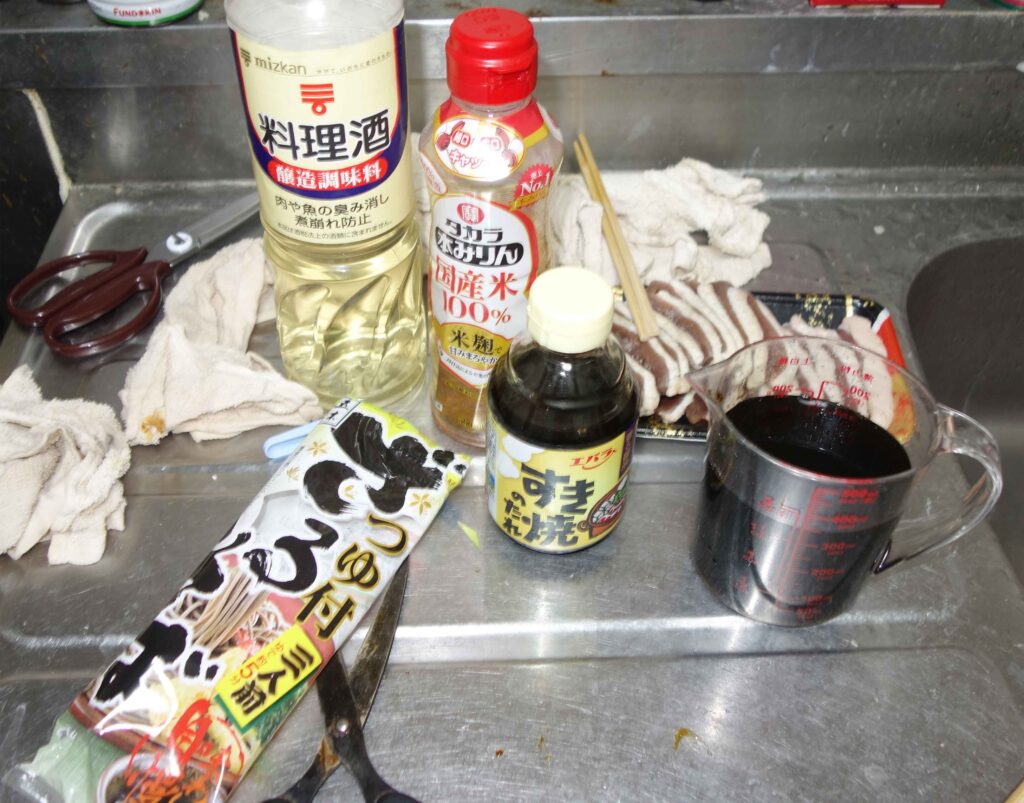 料理酒、みりん、すき焼きのタレなどの調味料と豚肉