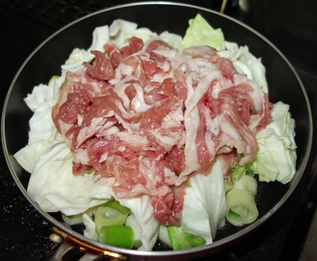 豚バラ肉とキャベツとネギを炒める前の写真