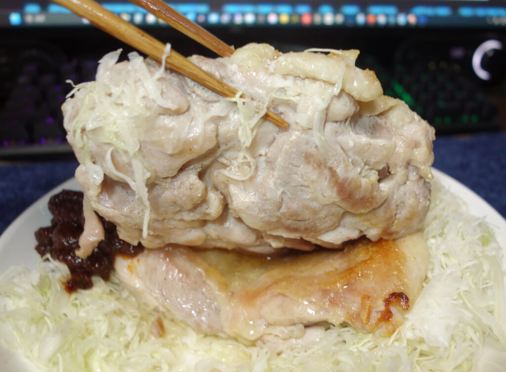 鶏肉料理を箸で持ち上げた写真