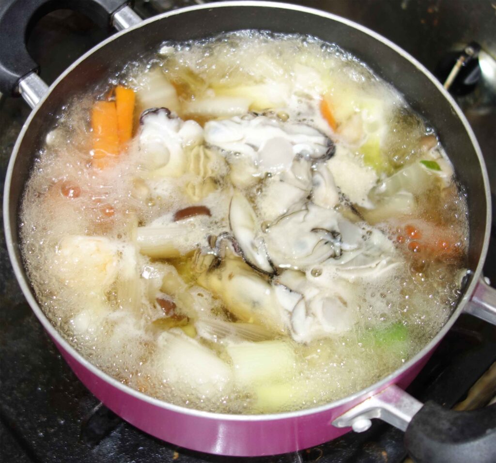 鍋で煮る牡蠣鍋