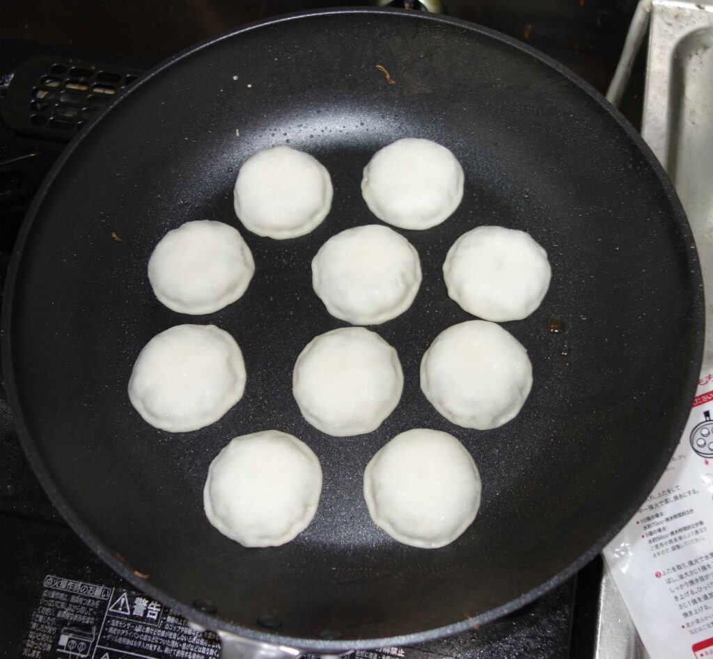 フライパンで焼かれているお餅