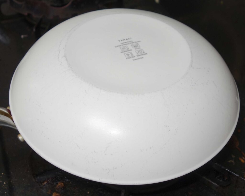 白いフライパンの裏側