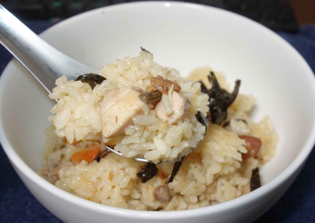 鶏肉と海苔が入った炊き込みご飯