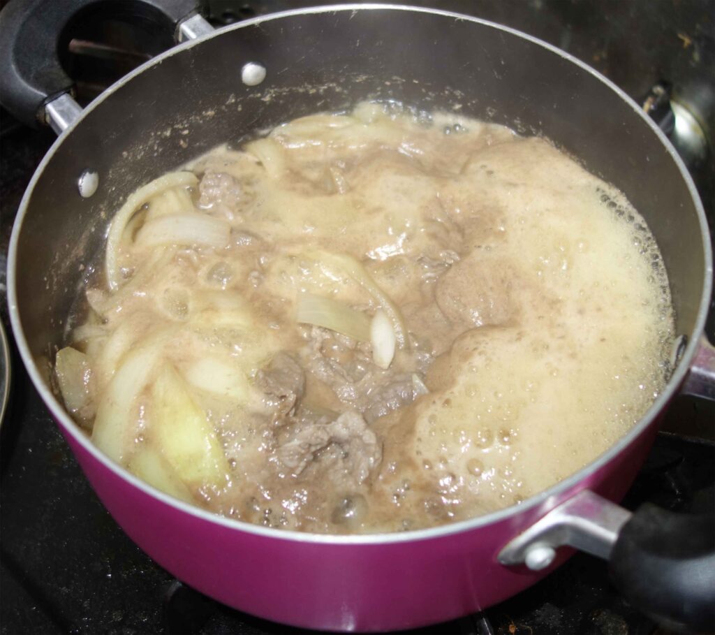 牛肉と玉ねぎを煮込んでいる鍋