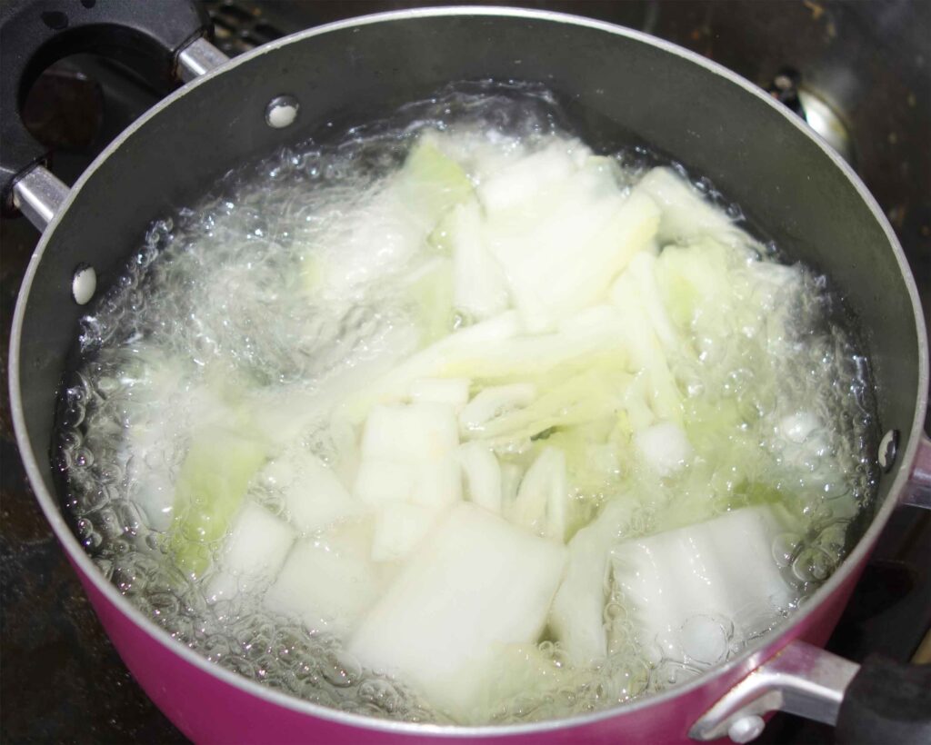 鍋で煮込まれるキャベツ