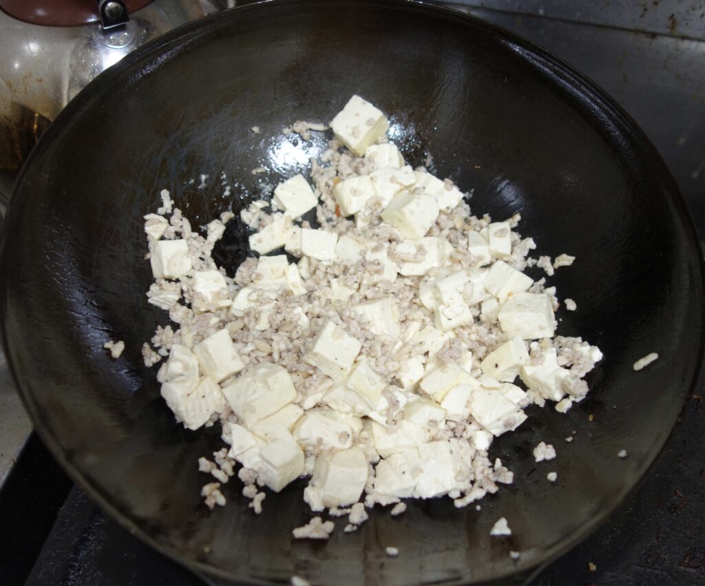 中華鍋で調理中の豆腐とひき肉