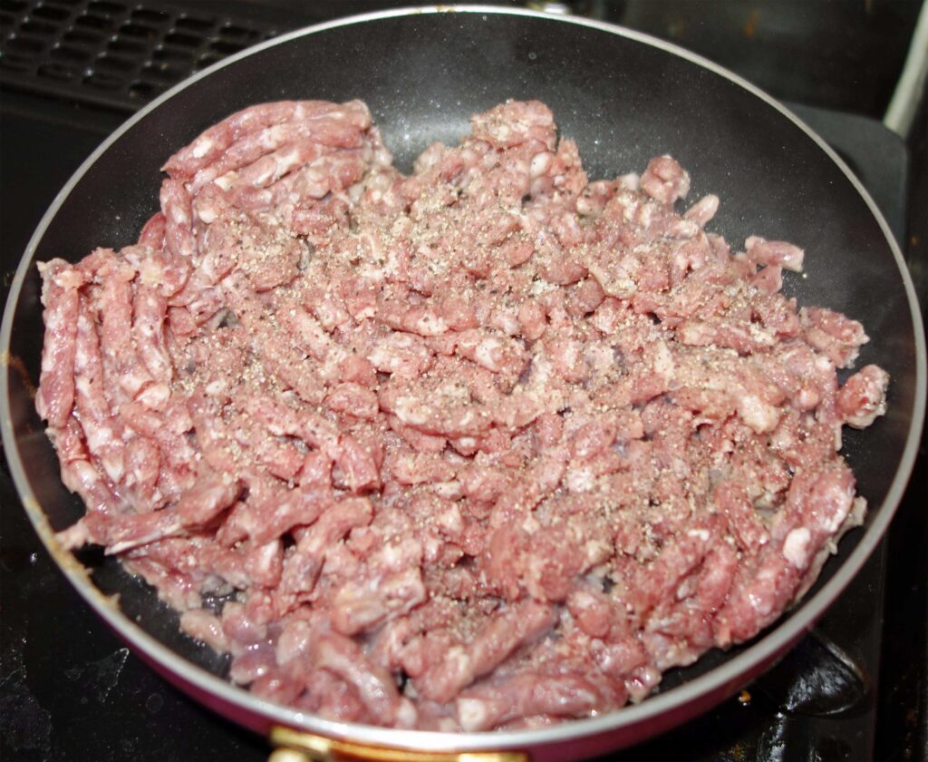 フライパンで炒めているひき肉
