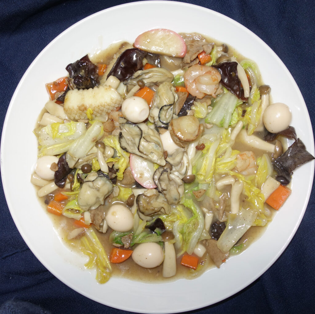 皿に盛られた五目あんかけ焼きそば