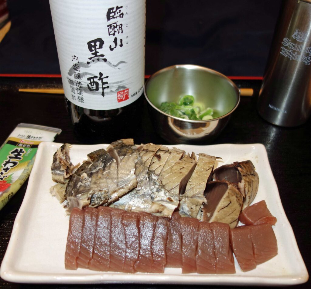 サバとマグロの刺身、ネギ、黒酢