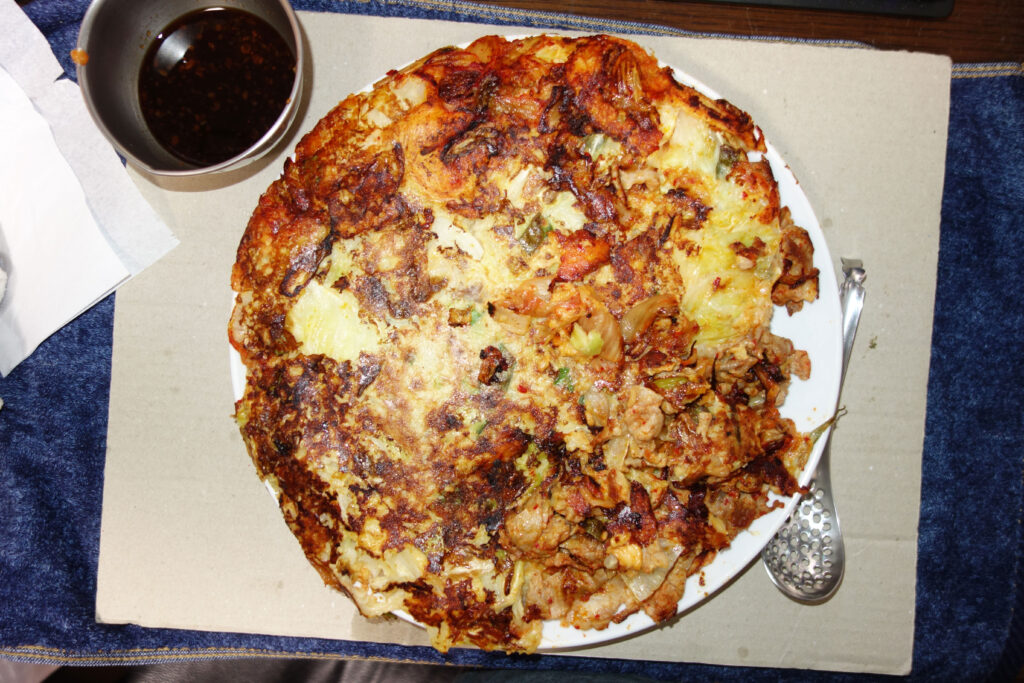 お皿に盛られた豚玉のお好み焼き