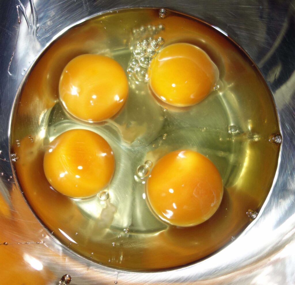 ボウルに入った4つの卵