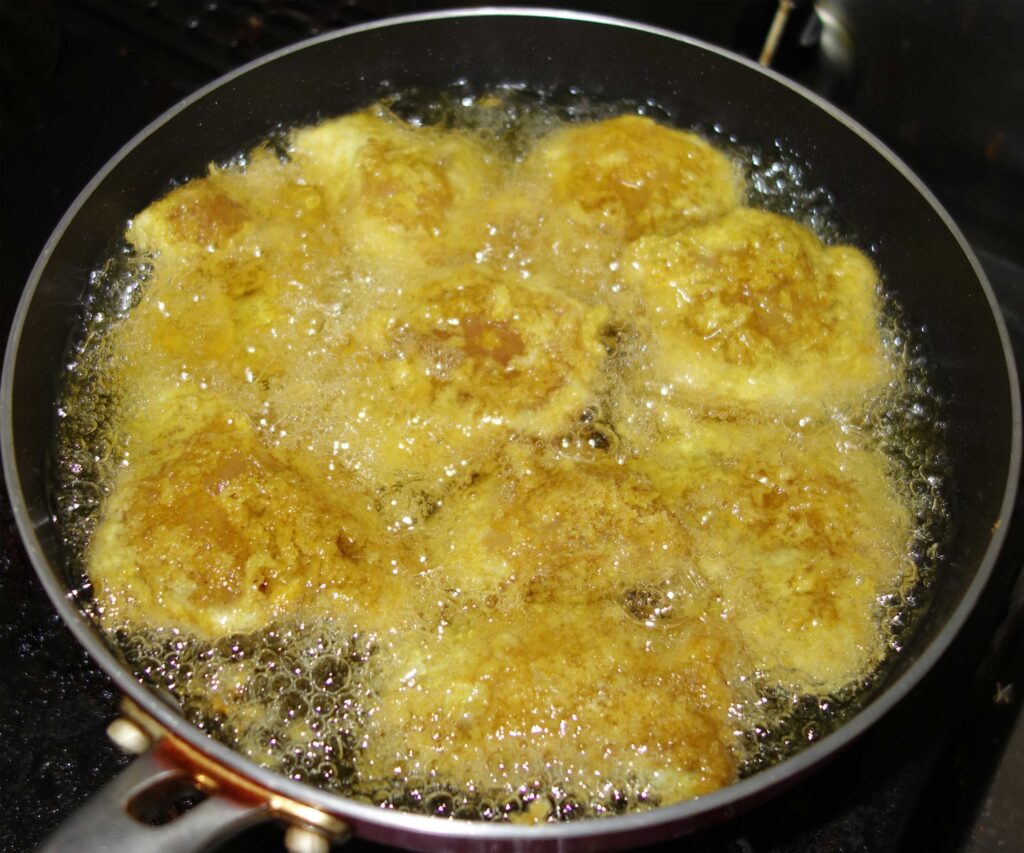 鶏肉を油で揚げる様子