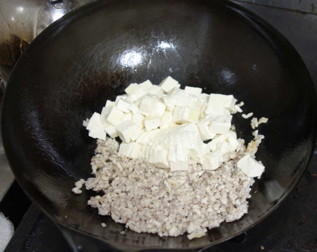 麻婆豆腐を作るための豆腐とひき肉