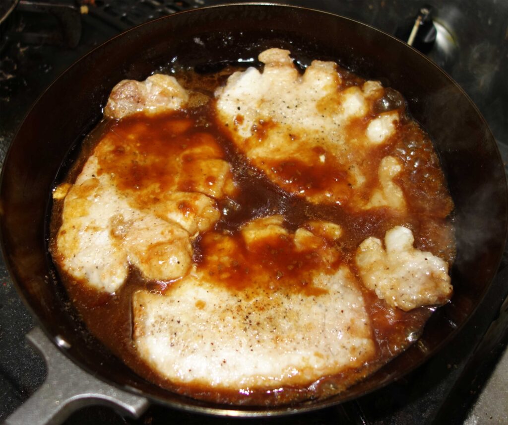 フライパンで焼いているポークソテー