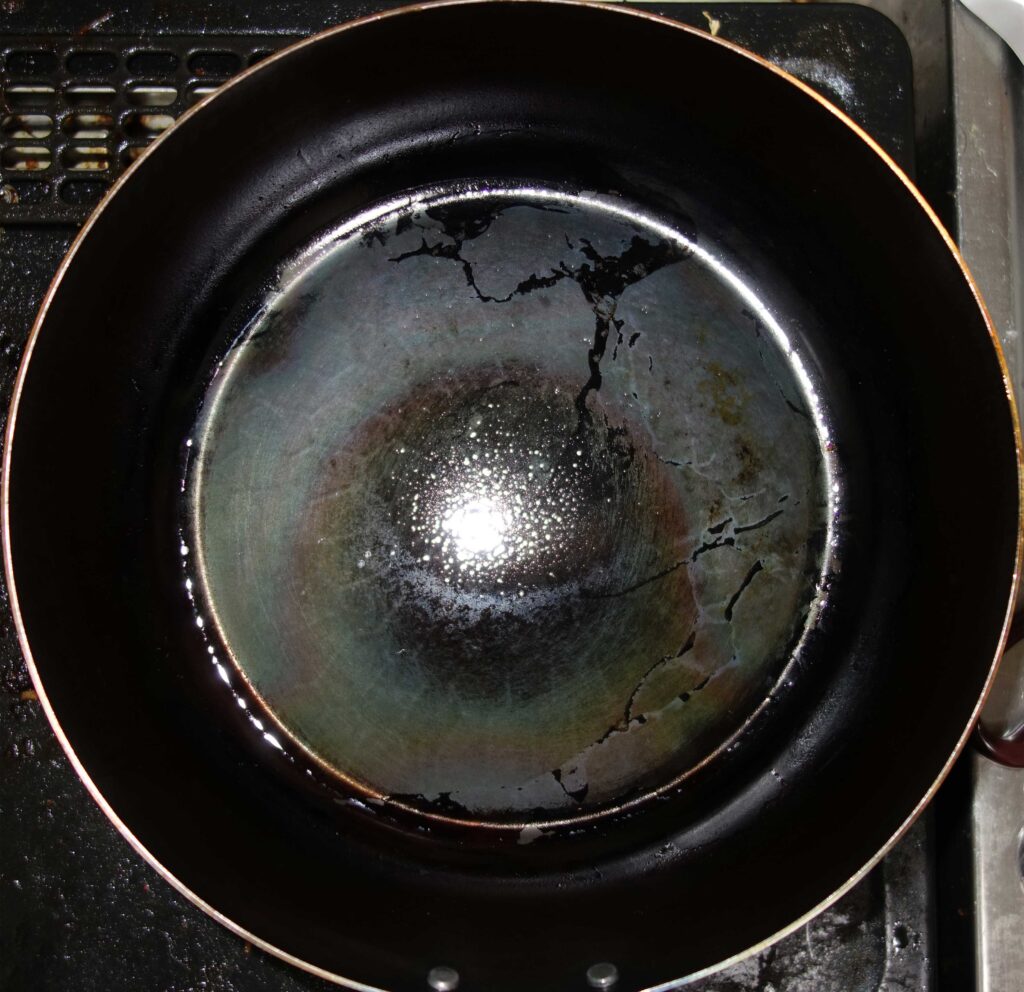 焦げ付きがある黒いフライパン