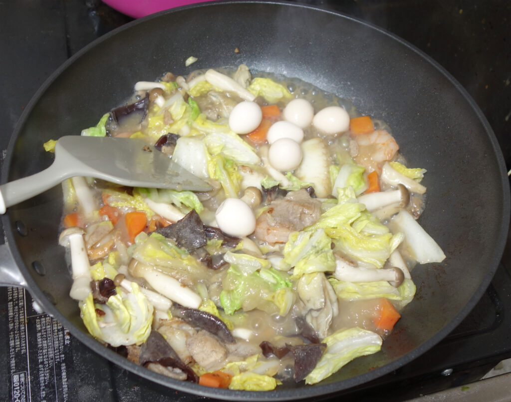 中華鍋で調理中の八宝菜