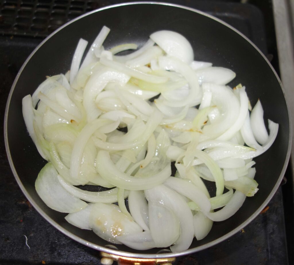 フライパンで炒められた玉ねぎ