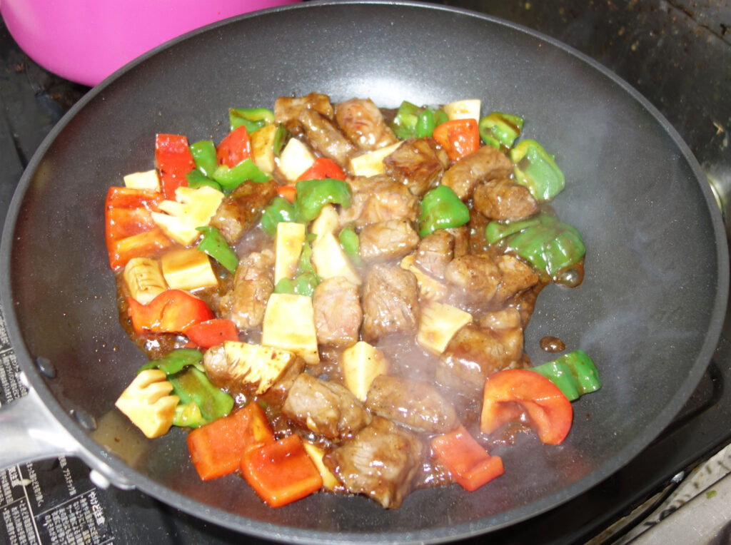 黒いフライパンで調理中の酢豚