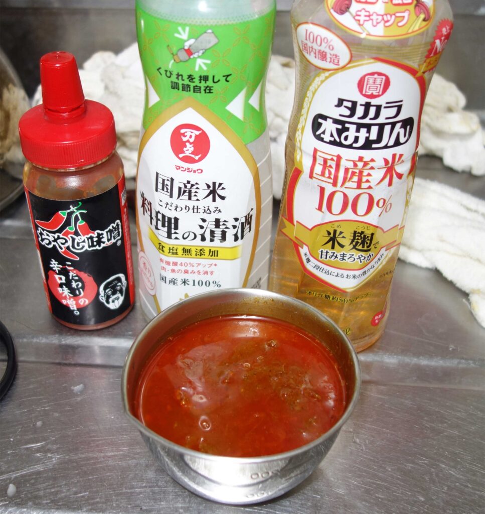 味噌だれが入った器と調味料