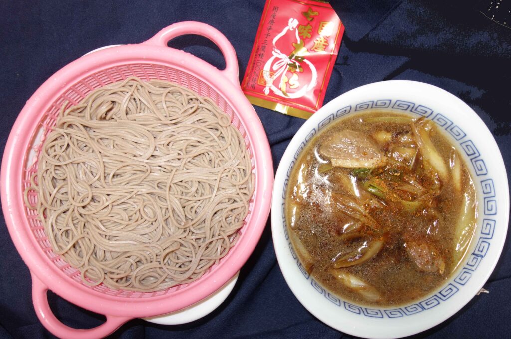 そばと温かいそばつゆ