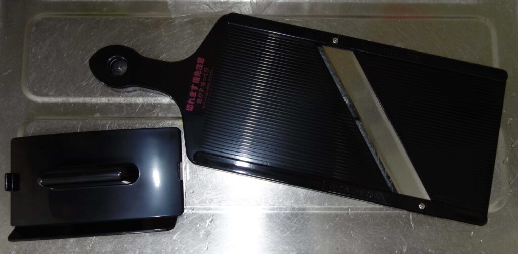 黒色のスライサーと安全ホルダー