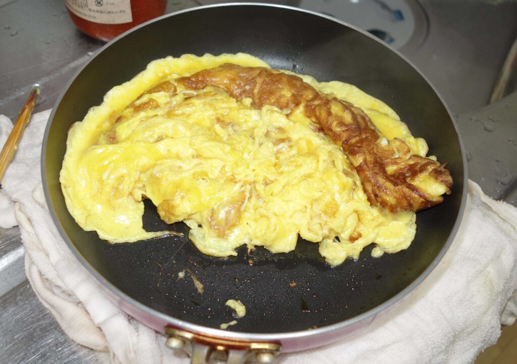 フライパンで作ったオムレツ