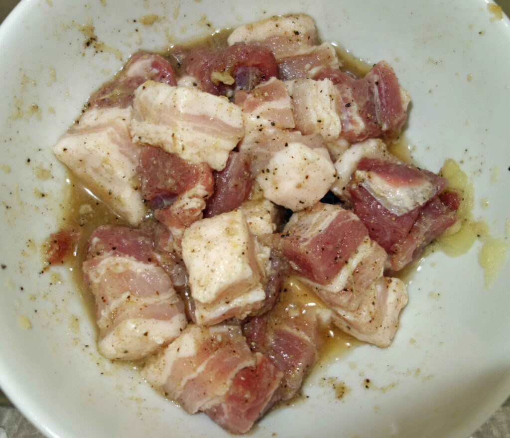 味付けされた豚バラ肉の角切り