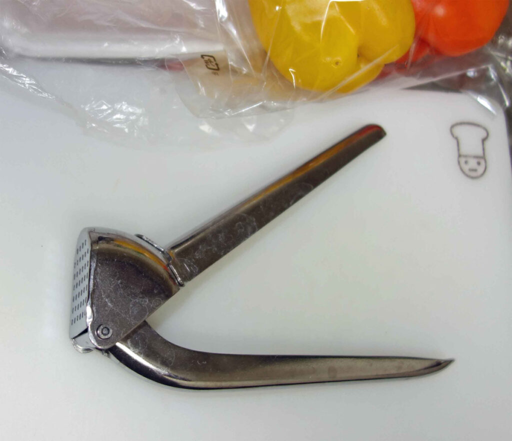 ニンニク潰し器と野菜