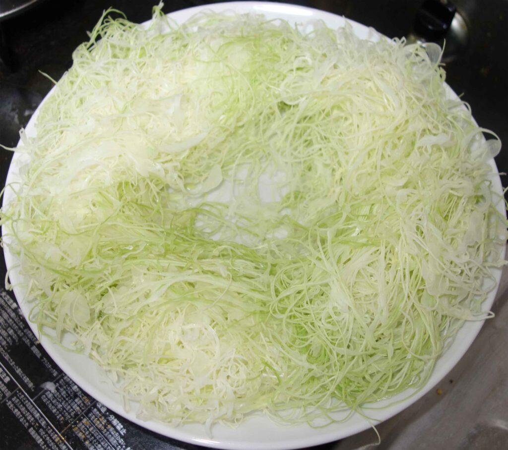 皿に盛られた千切りキャベツ