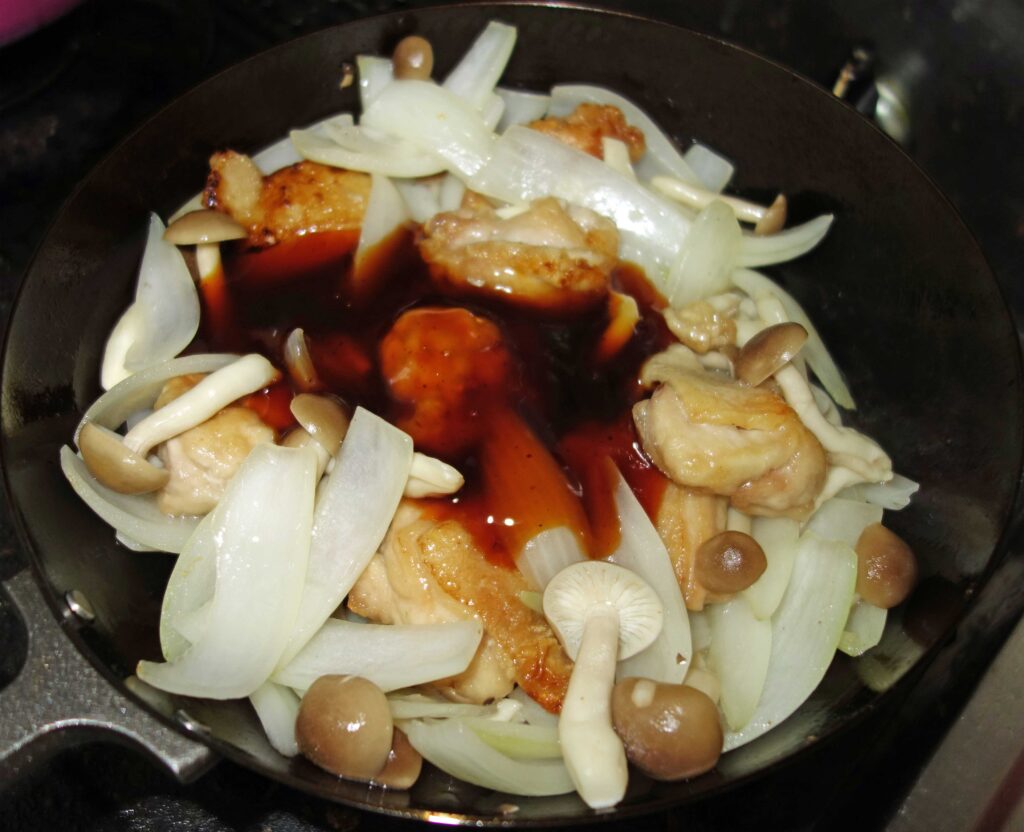 鶏肉と玉ねぎとキノコの炒め物