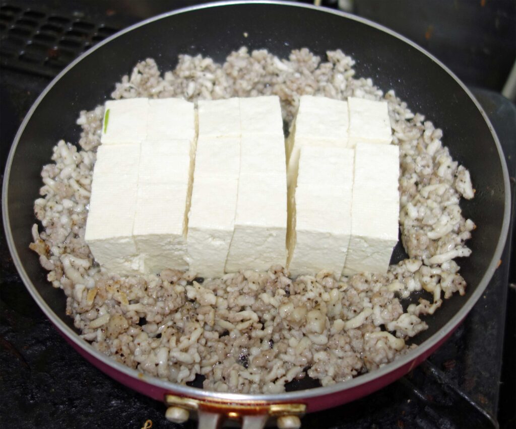 フライパンで炒める豆腐とひき肉