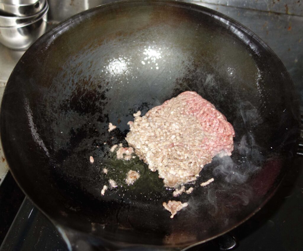 中華鍋でひき肉を炒めている様子