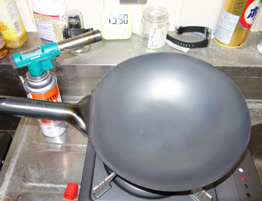ガスコンロの上の大きなフライパン